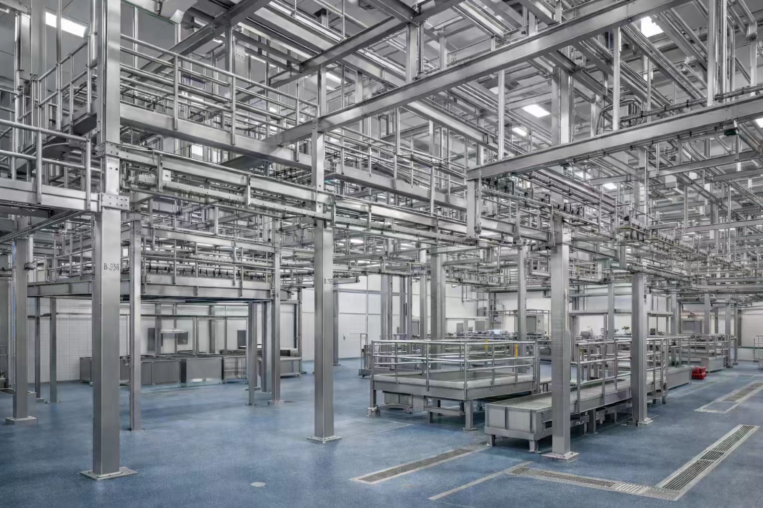 Несущая конструкция из нержавеющей стали для скотобойни.